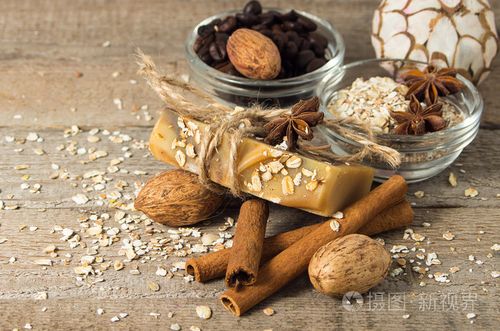 豆皂网络 手工皂、咖啡豆与香料，在木纹背景里的自然宣言